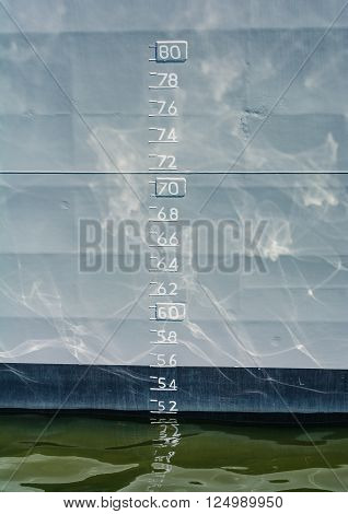 The depth of a ship with mirroring