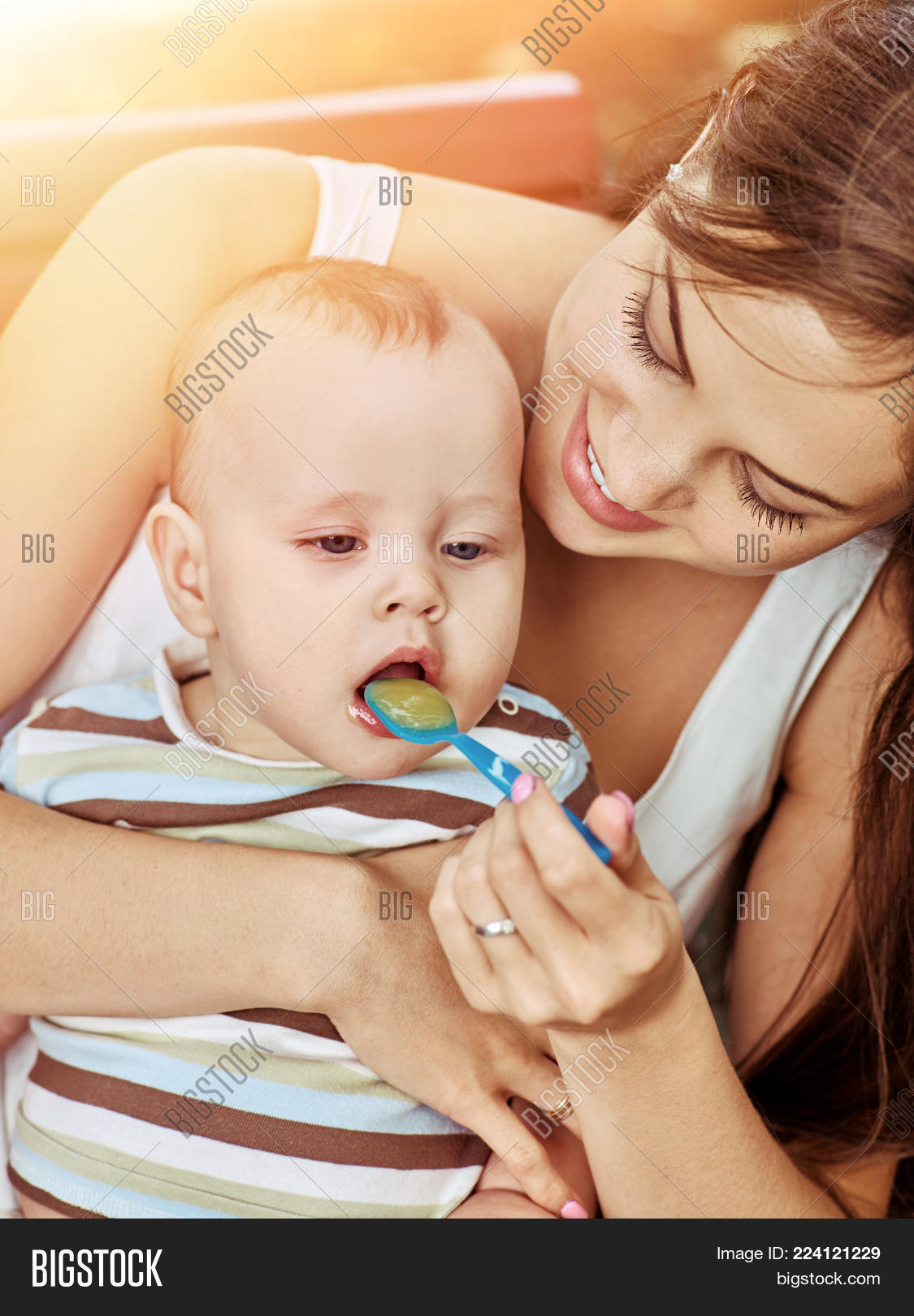 Мама кормит ребенка. She feed. Мама кормит ребенка в стульчике. Соевое питание для детей. She feed.