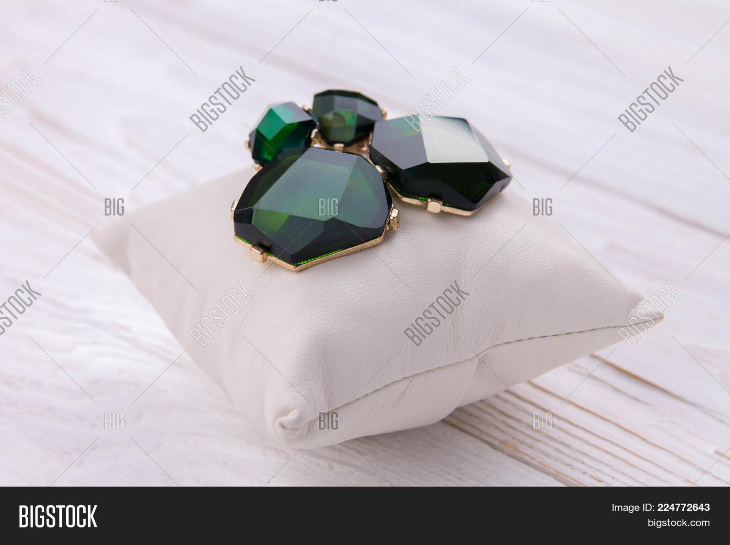 Лежит изумруд. Лежит изумруд. Зеленый гранат андрадит. Слезы изумруды хозяйки медной горы. Control шахты черного камня.