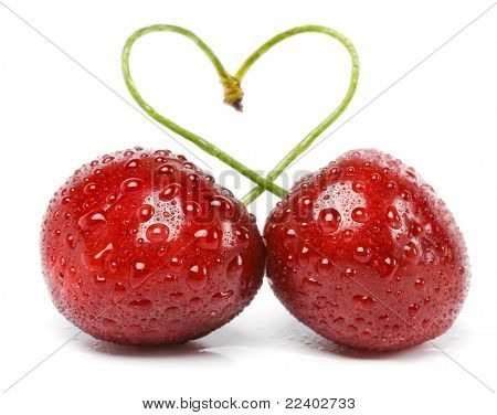   deux cerises avec gouttes attaché dans un amour de coeur