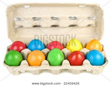gekleurde easter egg in eggbox, geïsoleerd op witte achtergrond
