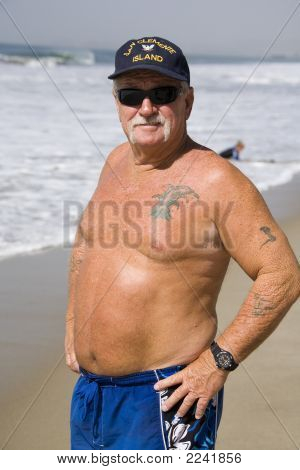 Un homme Senior, profiter de la plage