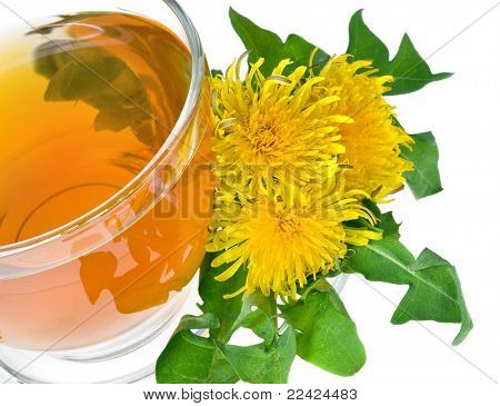  เครื่องดื่ม dandelion ที่แยกต่างหากบนพื้นหลังสีขาว