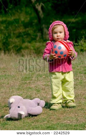 Niña con una bola y un hipopótamo