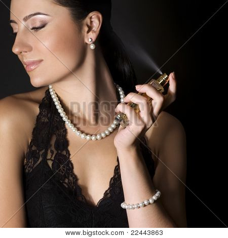 Elegante donna con profumo nero
