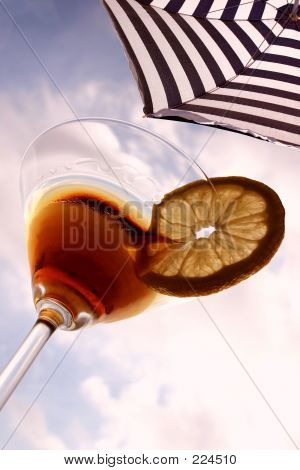 Sommer-Cocktail. Martini und Sonnenschirm