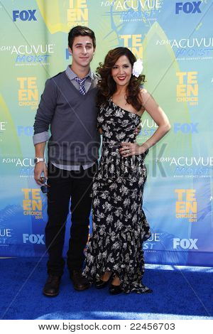 LOS ANGELES - AUG 7: Maria Canals-Barrera; David Henrie ankommer til 2011 Teen Choice Awards afholdt 