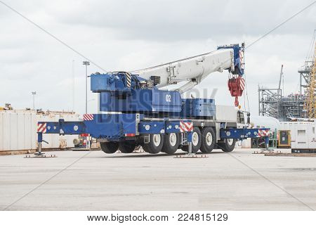 Large truck crane 160 tons construction heavy mobile