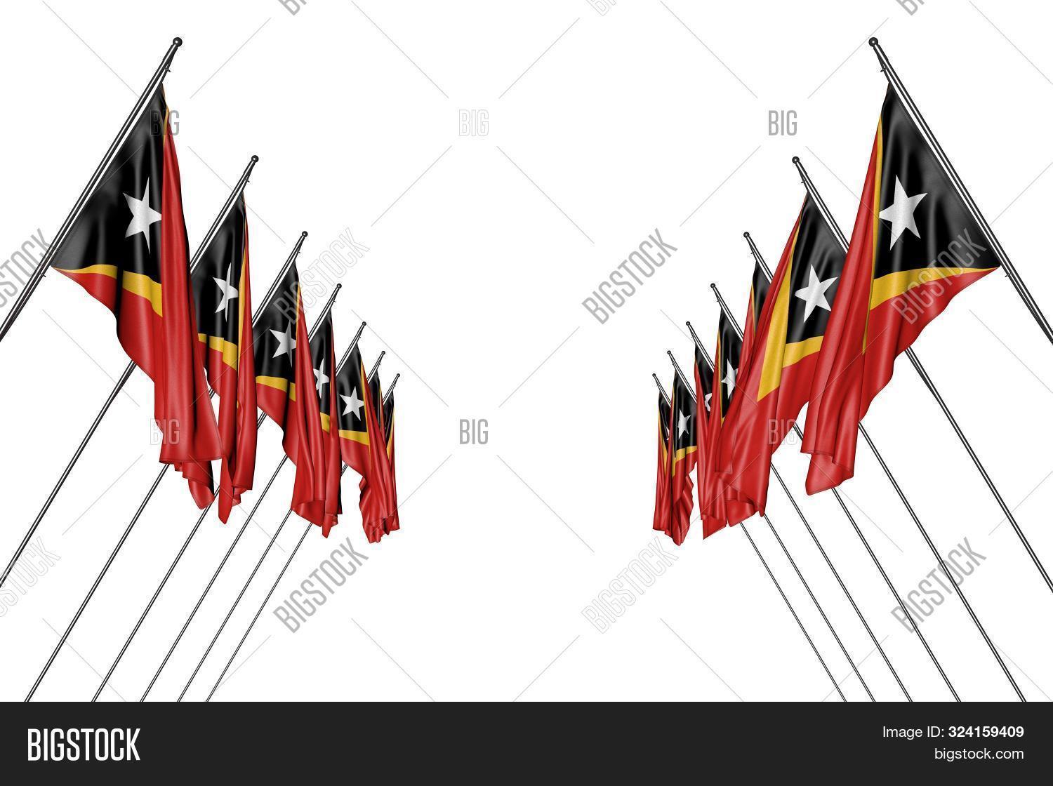 3 флага висят. флаг лгбт на посольстве сша в москве. перевернутый флаг рф. флаги на фасаде. почему висят флаги 5 декабря.