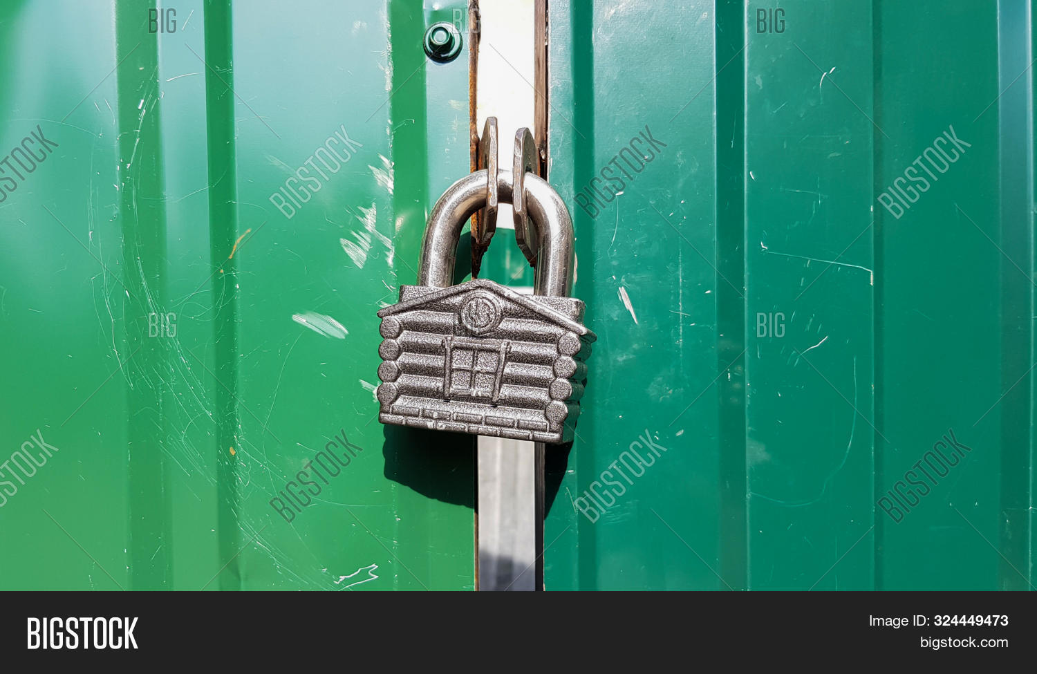 Lock texture. Ржавый дверной замок. Ржавчина на замке. Старинные двери в замках. Ржавый амбарный замок.