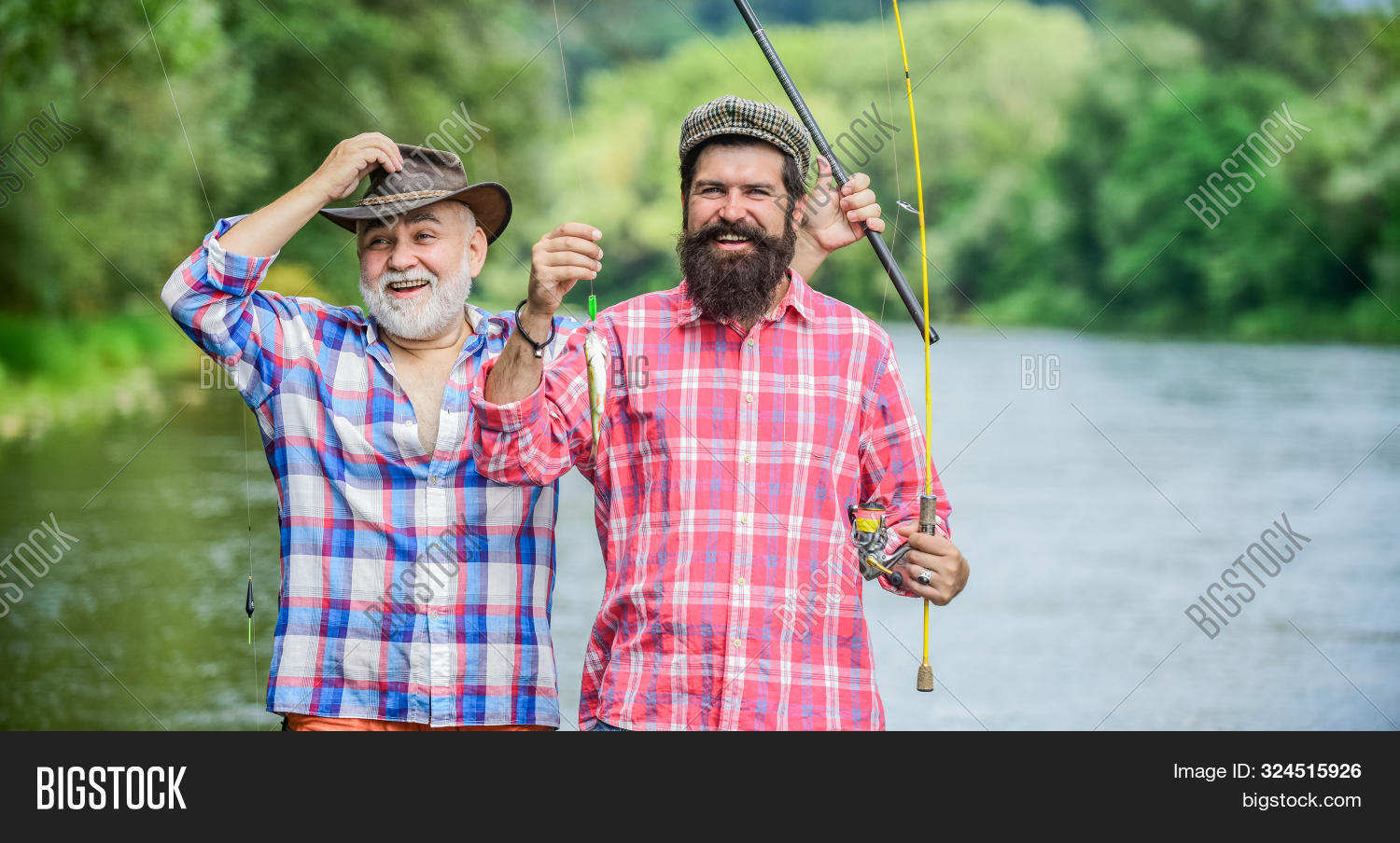 Catch ball игра спорт. Человек в поле картинка. Игры с летающим диском. Фото людей клюют на рекламу. Человек пытается поймать.