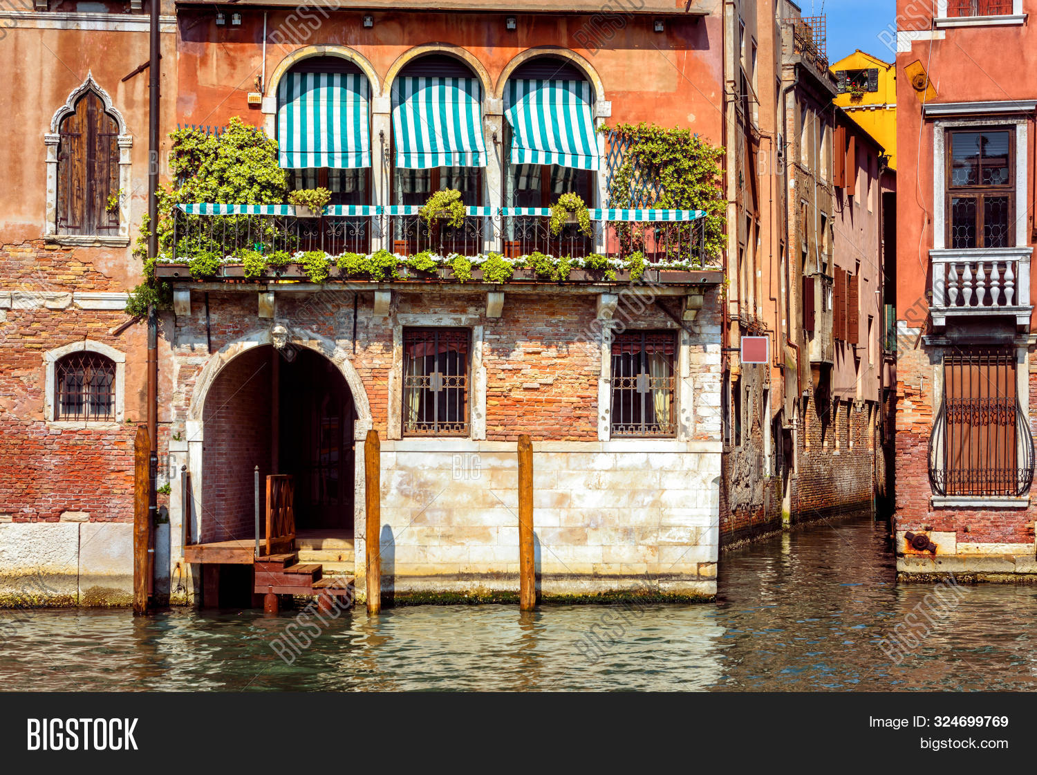 Венеция домики. Венеция рыбный рынок риальто. Сады пападополи венеция. Италия, венеция, рынок риальто. Дом в венеции.