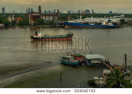 Bangkok, Thailand - 05 Aug 2019:  Many Boats Docked In The Chao Phraya River In The Afternoon And Th