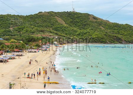 2019 September 06. Pattaya Thailand. Clowd Of Tourists Enjoying With Natural Sea Wave On The Beach A