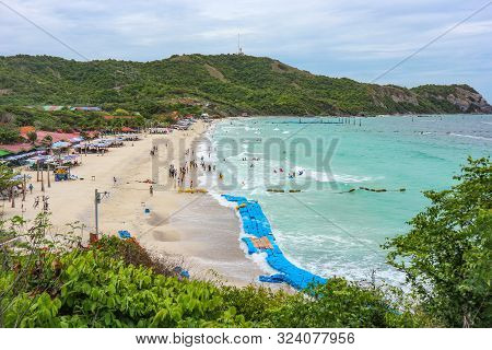 2019 September 06. Pattaya Thailand. Clowd Of Tourists Enjoying With Natural Sea Wave On The Beach A