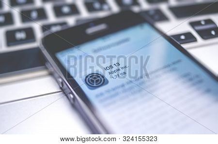 Vienna Austria September.19 2019: Close Up Iphone Se Screen Operation Software Update Ios To 13 Vers
