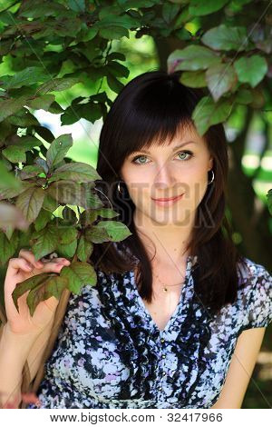 Krásná dívka v parku