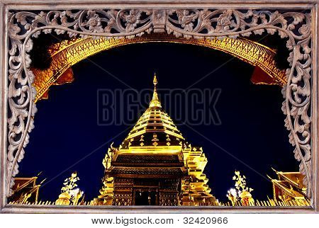 Goldent Pagoda en la cima de la montaña de Suthap.
