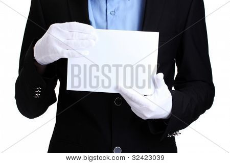 uomo che tiene la carta bianca isolata on white