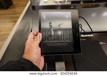 Seattle, Wa/usa-6/15/19: A Person Holding An  Amazon Kindle Oasis Device That Is On Sale At An Amazo