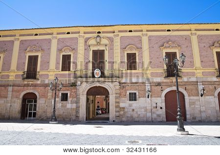Biskupský palác. Lucera. Puglia. Itálie.
