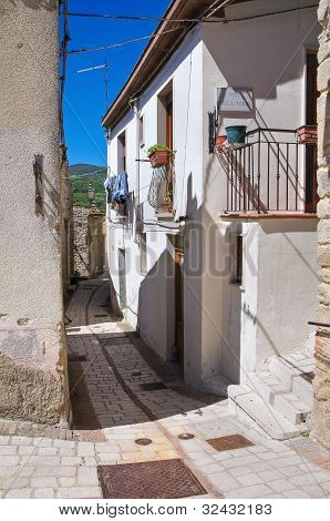 Yolun. Pietramontecorvino. Puglia. İtalya.