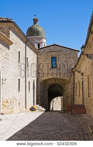 Yolun. Pietramontecorvino. Puglia. İtalya.