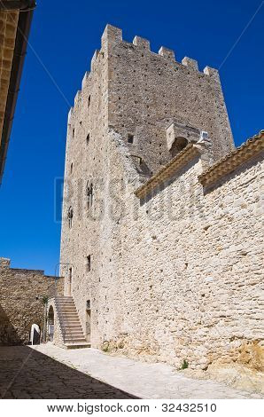 Norman Kulesi. Pietramontecorvino. Puglia. İtalya.