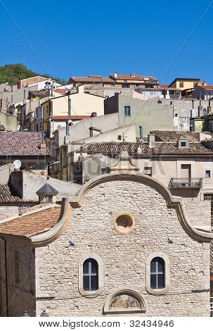 Pietramontecorvino panoramik görüntüsü. Puglia. İtalya.
