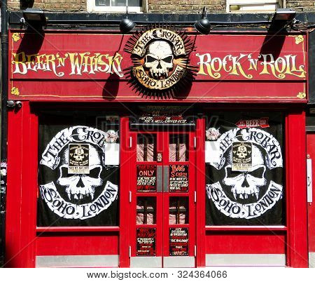 London / England Uk - Giugno 28, 2014: The Crobar Soho London Is A Pub Famous For Live Rock Music