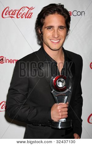 LAS VEGAS - APR 26: Diego Boneta ankommer til CinemaCon 2012 Talent Awards på Caesars Palace på A
