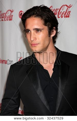 LAS VEGAS - APR 26: Diego Boneta ankommer til CinemaCon 2012 Talent Awards på Caesars Palace på A