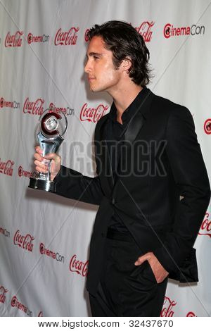 LAS VEGAS - APR 26: Diego Boneta ankommer til CinemaCon 2012 Talent Awards på Caesars Palace på A