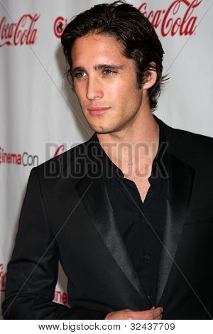 LAS VEGAS - APR 26: Diego Boneta ankommer til CinemaCon 2012 Talent Awards på Caesars Palace på A
