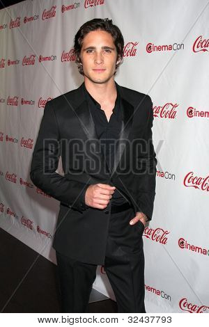 LAS VEGAS - APR 26: Diego Boneta ankommer til CinemaCon 2012 Talent Awards på Caesars Palace på A
