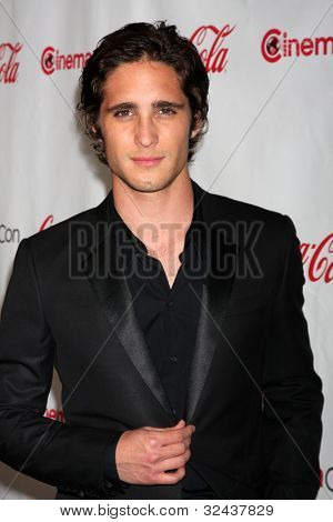 LAS VEGAS - APR 26: Diego Boneta ankommer til CinemaCon 2012 Talent Awards på Caesars Palace på A