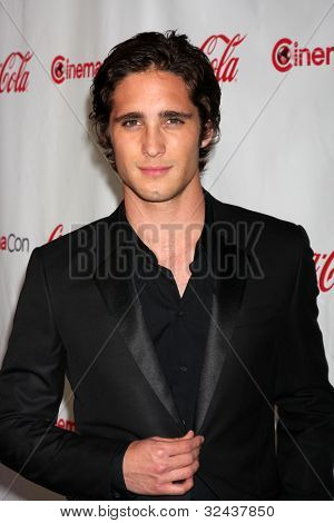 LAS VEGAS - APR 26: Diego Boneta ankommer til CinemaCon 2012 Talent Awards på Caesars Palace på A