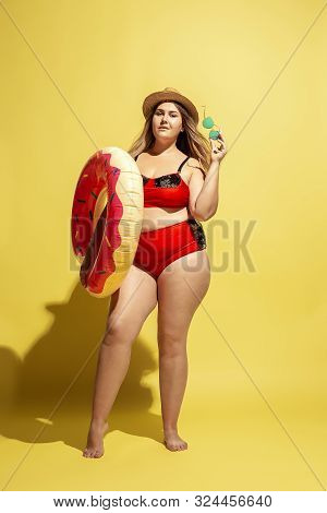 Young Caucasian Plus Size Female Models Preparing For Beach Resort On Yellow Background. Woman In Re