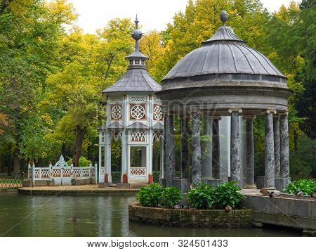 Aranjuez, Madrid, Spain- November 6, 2018: The Pond Of The Chinescos Is An Artificial Lake, A Greek-