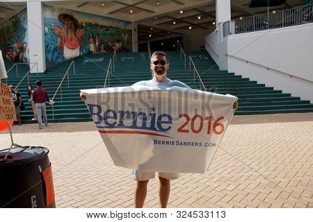 Honolulu - November 12, 2015:  Man Hold Bernie 2016 Sign On Campus Of The University Of Hawaii Manoa