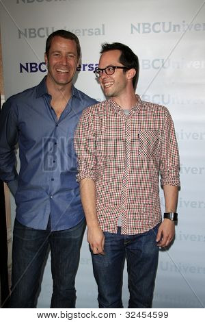 PASADENA - APR 18: Colin Ferguson, Neil Grayston megérkezik a NBCUniversal nyári sajtó nap Th