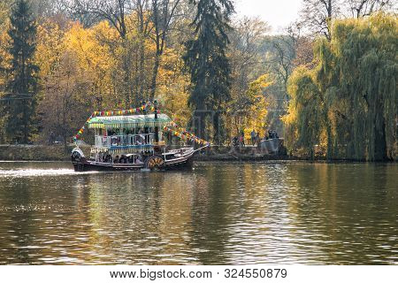 Uman, Ukraine - October 21, 2018: Landscape Park Sofiyivka. Autumn Upper Pond And The Pink Pavilion 