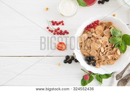 Multigrain Wholewheat Healthy Cereals With Fresh Berry. Healthy Tasty Breakfast Multigrain Wholewhea