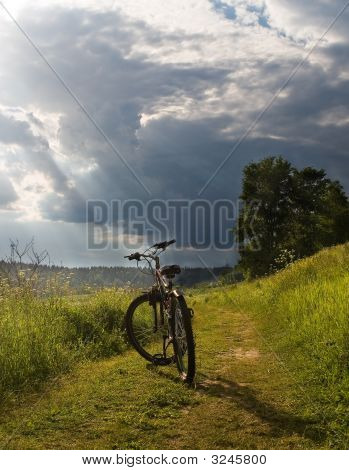 das Fahrrad durch die Abendsonne gerichtet