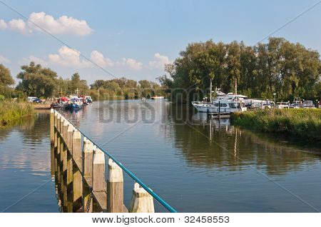 Malý přístav v nizozemského národního parku De Biesbosch