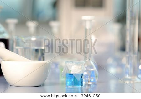 Lab-Flaschen und Schleifen Stößel