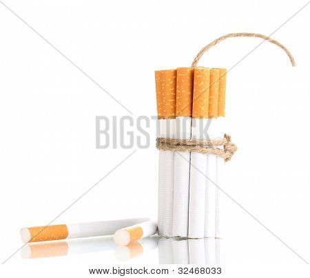 Cigarros, amarrados com corda e pavio isolateed branco