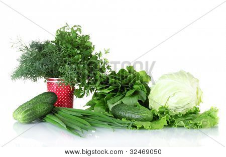 La composizione delle varie erbe e verdure isolsted su bianco