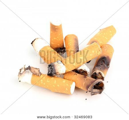 Isolateed de bitucas de cigarro no branco