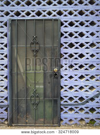 Purple Mid-century Modern Style Breezeblock/screenblock Building Exterior Architecture And Screen Do
